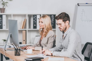 Notlar ve olgun işkadını masaüstü bilgisayar kullanma office alarak genç işadamı