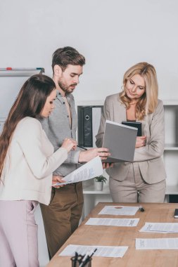 belgelerle çalışma ve office projesinde tartışırken konsantre profesyonel iş adamları 