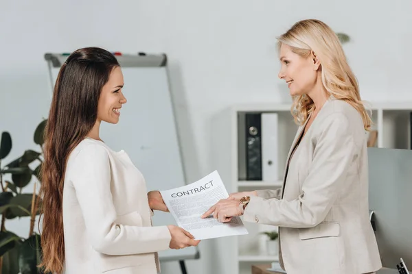 Vista Laterale Donne Affari Allegre Che Tengono Contratto Sorridono Ufficio — Foto Stock