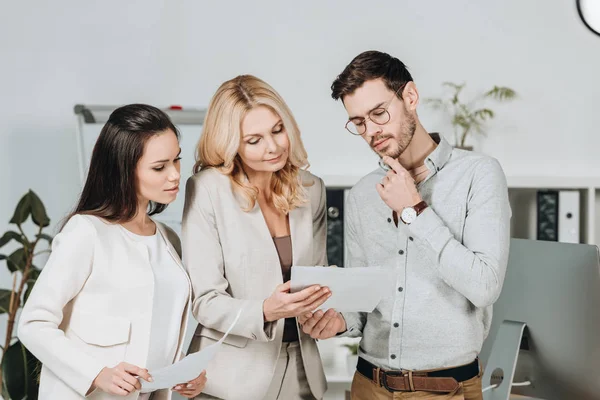 Professionell Företagare Står Tillsammans Och Diskuterar Papper Office — Stockfoto