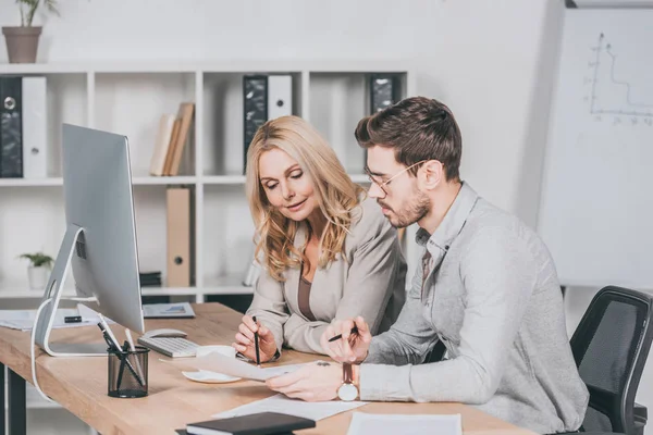 Professionell Företagare Sitter Tillsammans Vid Skrivbord Och Diskuterar Papper Office — Stockfoto