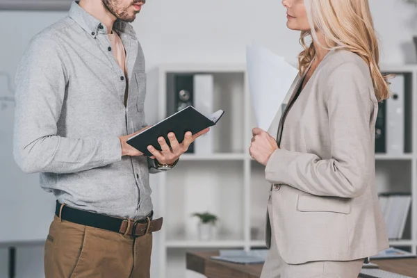 Beskuren Bild Ung Affärsman Med Anteckningar Och Mogen Affärskvinna Arbetande — Stockfoto