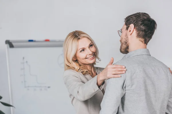 Bela Mulher Negócios Sorridente Olhando Para Barbudo Jovem Empresário Óculos — Fotografia de Stock