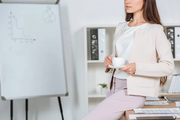 Bijgesneden Schot Van Jonge Zakenvrouw Zittend Tafel Koffiekopje Houden Werkplek — Stockfoto