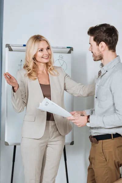 Vrolijke Volwassen Business Mentor Kijken Naar Jonge Mannelijke Collega Bedrijf — Stockfoto