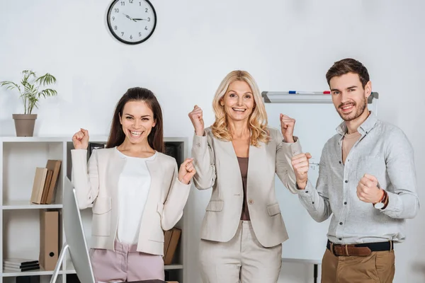 Felici Colleghi Affari Professionisti Che Trionfano Sorridono Alla Telecamera Carica — Foto Stock