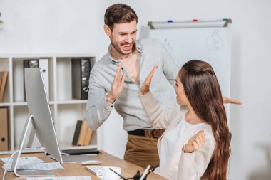 Çak bir beşlik veren ve birbirimizi işyerinde gülümseyen mutlu genç iş adamları 