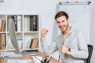 zafer ve kamera Office gülümseyen mutlu genç işadamı