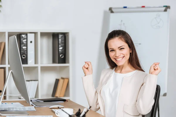 Gelukkig Jonge Zakenvrouw Triomfen Lachend Camera Kantoor — Stockfoto