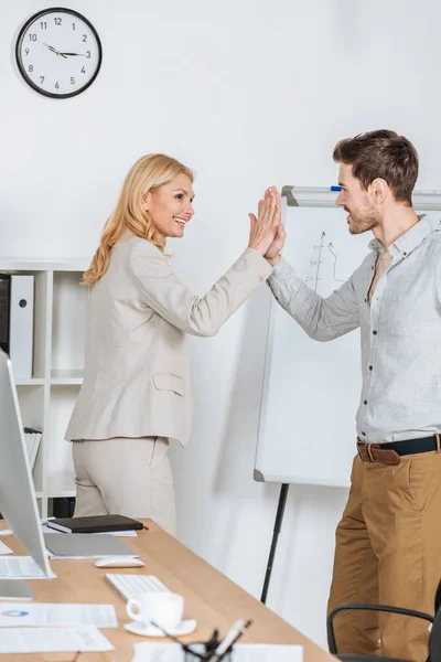 Feliz Hombre Negocios Mujer Negocios Sonriendo Dando Cinco Cargo — Foto de Stock