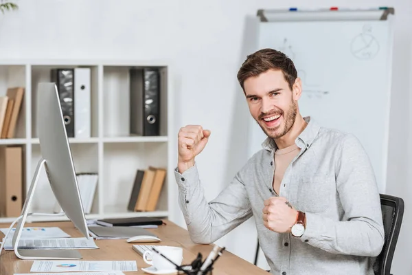 Heureux Jeune Homme Affaires Triomphant Souriant Caméra Dans Bureau — Photo