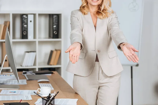 Tiro Recortado Sorridente Empresária Cumprimentando Alguém Gesticulando Com Mãos Escritório — Fotografia de Stock