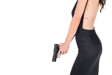 siyah elbiseli elinde silah, üzerinde beyaz izole kadın katilin kırpılmış görünümü