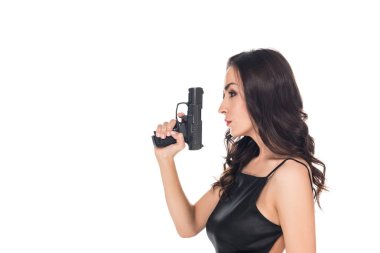 güzel gizli ajan siyah elbise holding tabanca, üzerinde beyaz izole içinde