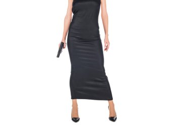 siyah elbiseli elinde silah, üzerinde beyaz izole kadın katilin kırpılmış görünümü