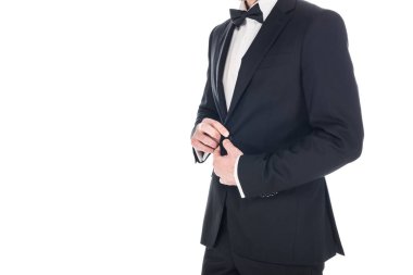 adamın beyaz izole siyah şık smokin ve kravat yay poz kırpılmış görünümü