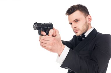 siyah takım elbise ile beyaz izole tabanca, matuf içinde yakışıklı ciddi katil