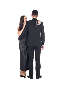 gizli kucaklayan ve elinde silah, üzerinde beyaz izole ajanların güzel zarif çift