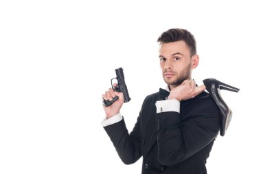 yakışıklı gizli ajan tabanca ve yüksek topuklu ayakkabılar, beyaz izole tutarak siyah elbiseli