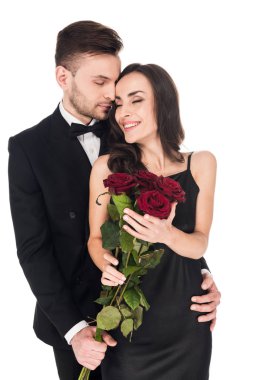 mutlu çifte sarılma ve Sevgililer günü, üzerinde beyaz izole kırmızı gül çiçekler ile poz