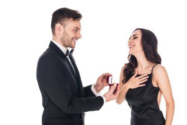 yakışıklı erkek heyecanlı kız, beyaz izole kutusunda teklifi yüzüğü vermek