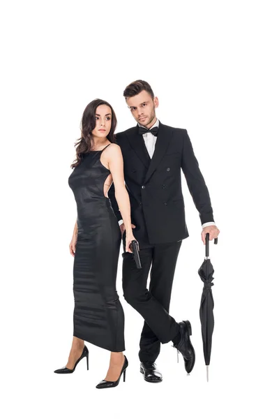 Paar Van Moordenaars Zwarte Kleding Poseren Met Pistool Paraplu Geïsoleerd — Stockfoto