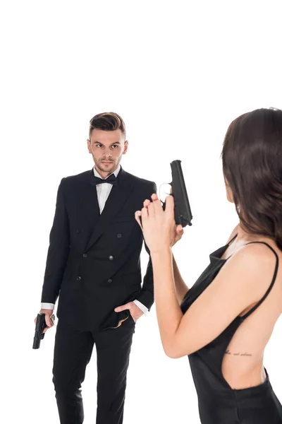 Casal Agentes Secretos Roupas Pretas Posando Com Arma Isolado Branco — Fotografia de Stock