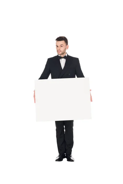 Homem Elegante Bonito Terno Preto Posando Com Cartaz Branco Isolado — Fotografia de Stock