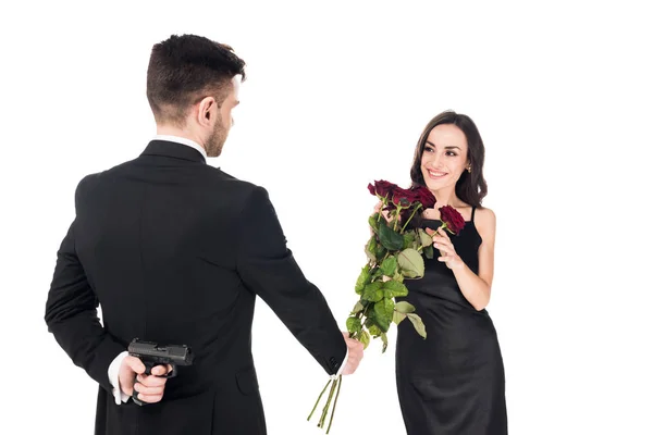 Mann Schenkt Freundin Rote Blumen Während Waffe Hinter Dem Rücken — Stockfoto