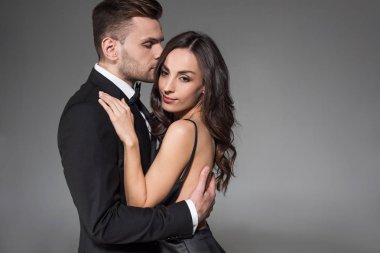 gri izole güzel zarif çift siyah giysili sarılma