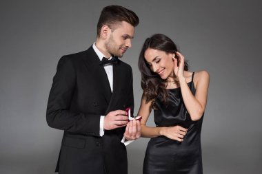yakışıklı erkek teklif yüzük kutusu gri izole güzel kız için holding