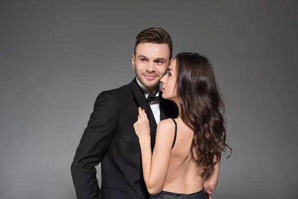 Glückliche Schöne Elegante Paar Schwarzen Kleidern Umarmen Isoliert Auf Grau — Stockfoto