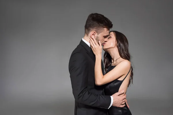 Hermosa Elegante Pareja Besándose Abrazando Aislado Gris —  Fotos de Stock