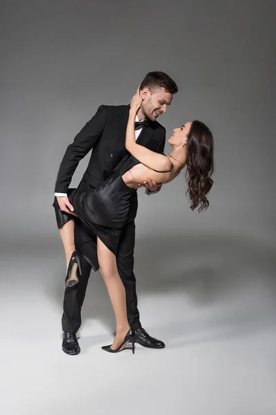 Mooie Elegante Paar Zwarte Kleren Knuffelen Dansen Grijs — Stockfoto