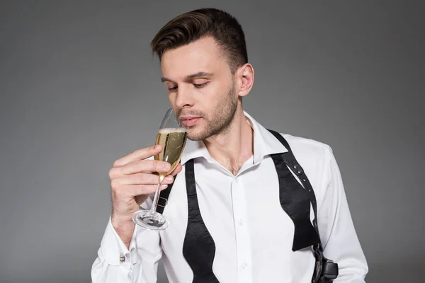 Pohledný Mladý Muž Vypít Šampaňské Izolované Grey — Stock fotografie