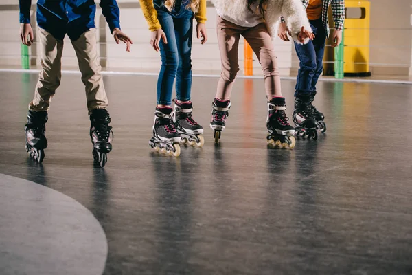 Vista Recortada Los Niños Que Preparan Para Comenzar Moverse Patines — Foto de Stock