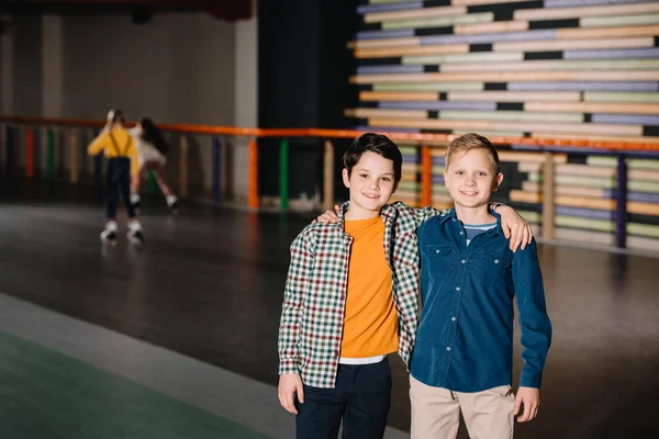 Enfoque Selectivo Niño Sonriente Abrazando Amigo Con Chicas Patinaje Sobre — Foto de Stock