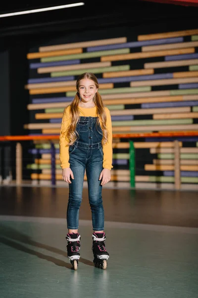 Niño Bastante Sonriente Patín Pie Una Amplia Pista Patinaje — Foto de Stock