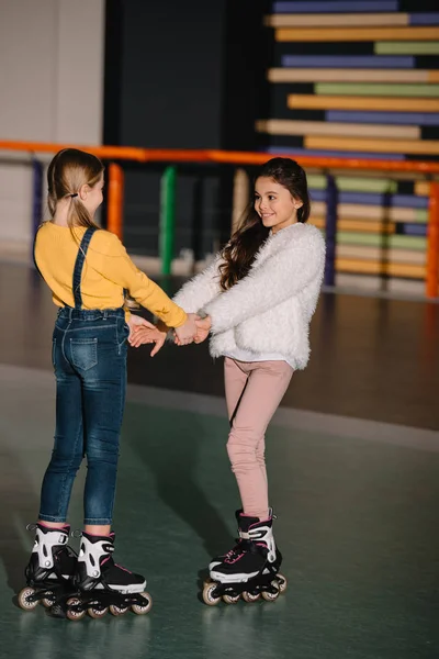 かなり広々 としたローラー スケート場に立って ローラー スケートの子供 — ストック写真