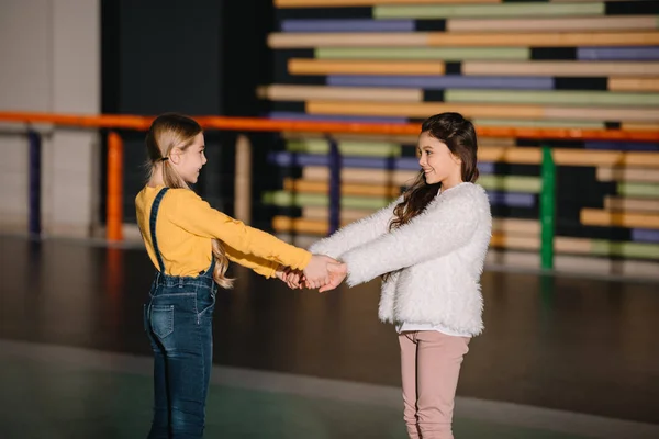 Dos Hermosos Niños Sonriendo Tomados Mano —  Fotos de Stock