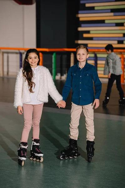 Twee Prachtige Lachende Kinderen Rolschaatsen Reputatie Met Hand Hand — Stockfoto