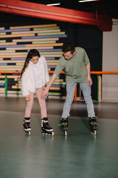 Guapo Joven Entrenador Dando Instrucciones Patinaje Lindo Niño Pelo Largo — Foto de Stock