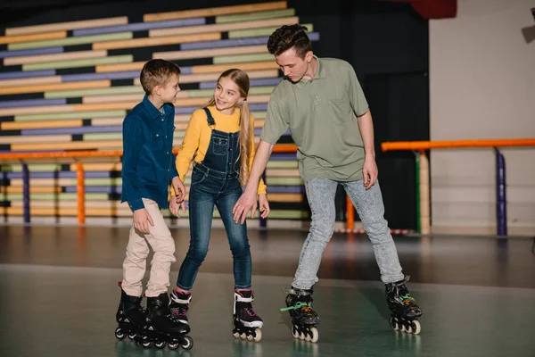 Junge Trainerin Erklärt Aufmerksamen Kindern Eislauftechnik — Stockfoto