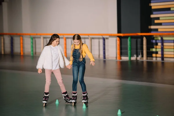 Beautiful Kids Practicing Rolling Skating While Holding Hands — Stock Photo, Image