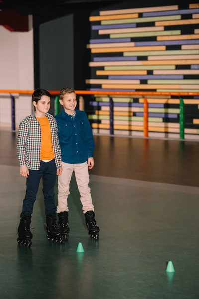 小兄弟们穿着溜冰鞋摆姿势面带微笑 — 图库照片