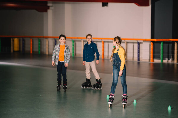 Возбужденные дети дурачатся на катке
