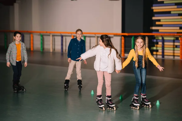 ローラー スケート選手笑って 手を繋いでいる友達 — ストック写真