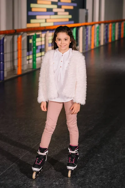 Criança Adorável Patins Posando Com Sorriso Feliz — Fotografia de Stock