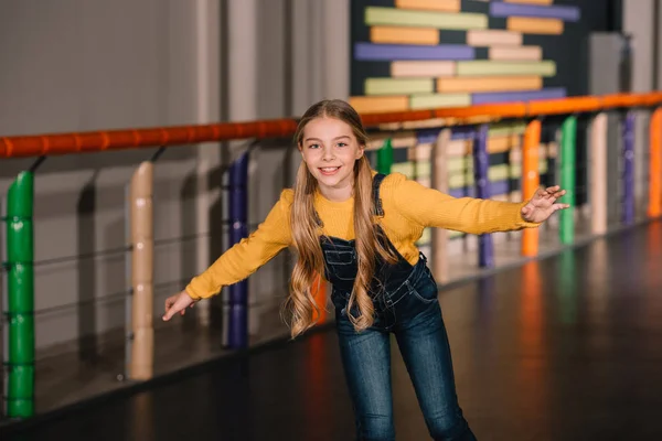 Enfant Actif Aux Cheveux Longs Posant Sur Une Patinoire Rouleaux — Photo