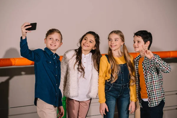 Grupo Amigos Preadolescentes Haciendo Selfie Con Sonrisa —  Fotos de Stock